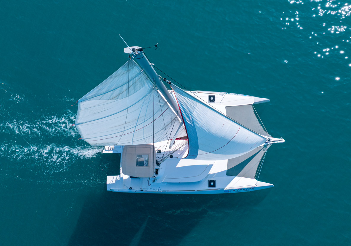 La motorisation électrique se prête parfaitement à la navigation voile et moteur ; même par tout petit temps, on atteint 4 à 5 nœuds. Ce régime peut être tenu pendant 7 à 8 heures sans solliciter le générateur.