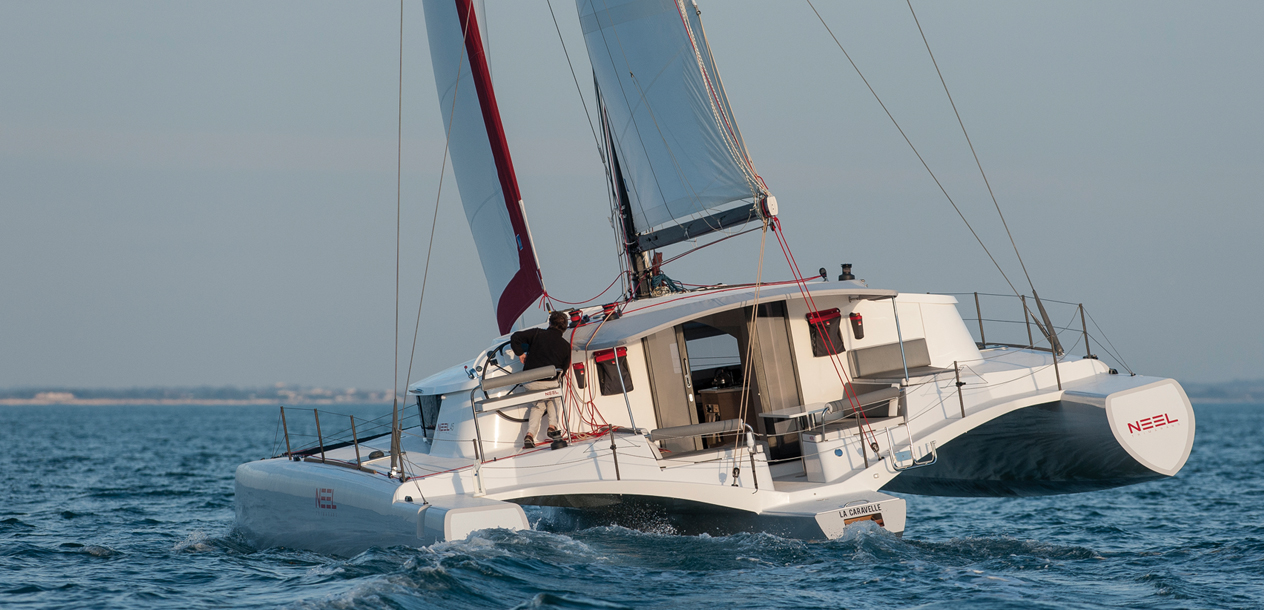 The sail plan is situated well aft, so as to retain a large foretriangle. The mainsail retains some area thanks to a long boom, a big roach and the square head.