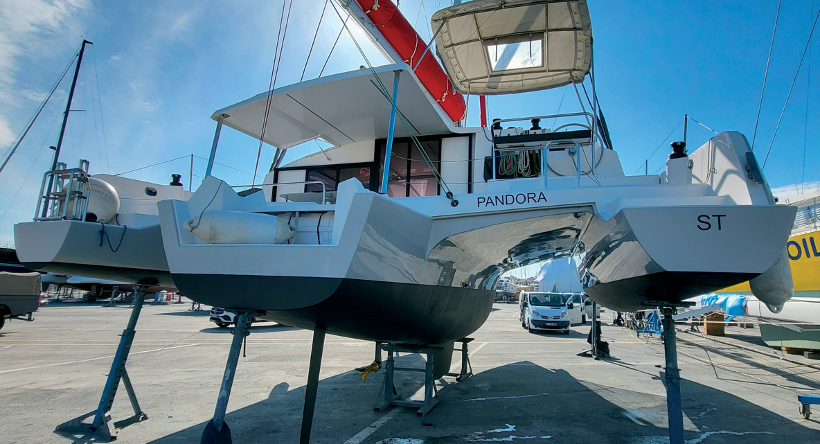 L’intégration d’une propulsion hybride est moins coûteuse pour un trimaran équipé d’un seul moteur.