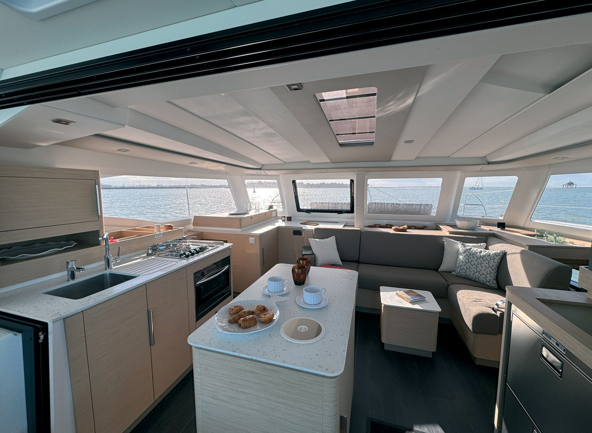 Après l’Aura 51, c’est le New 41 qui réhabilite l’îlot central – mais toujours pas une vraie table de carré.