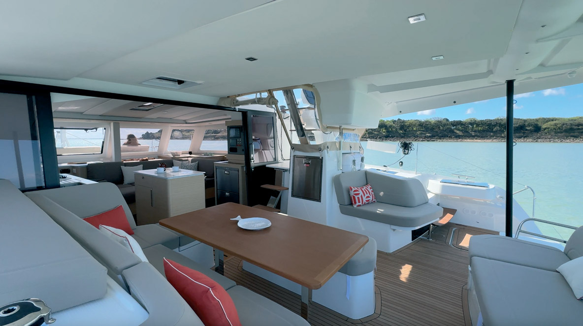 La connexion entre la nacelle et le cockpit  est assurée par <br/>une ouverture  particulièrement large.