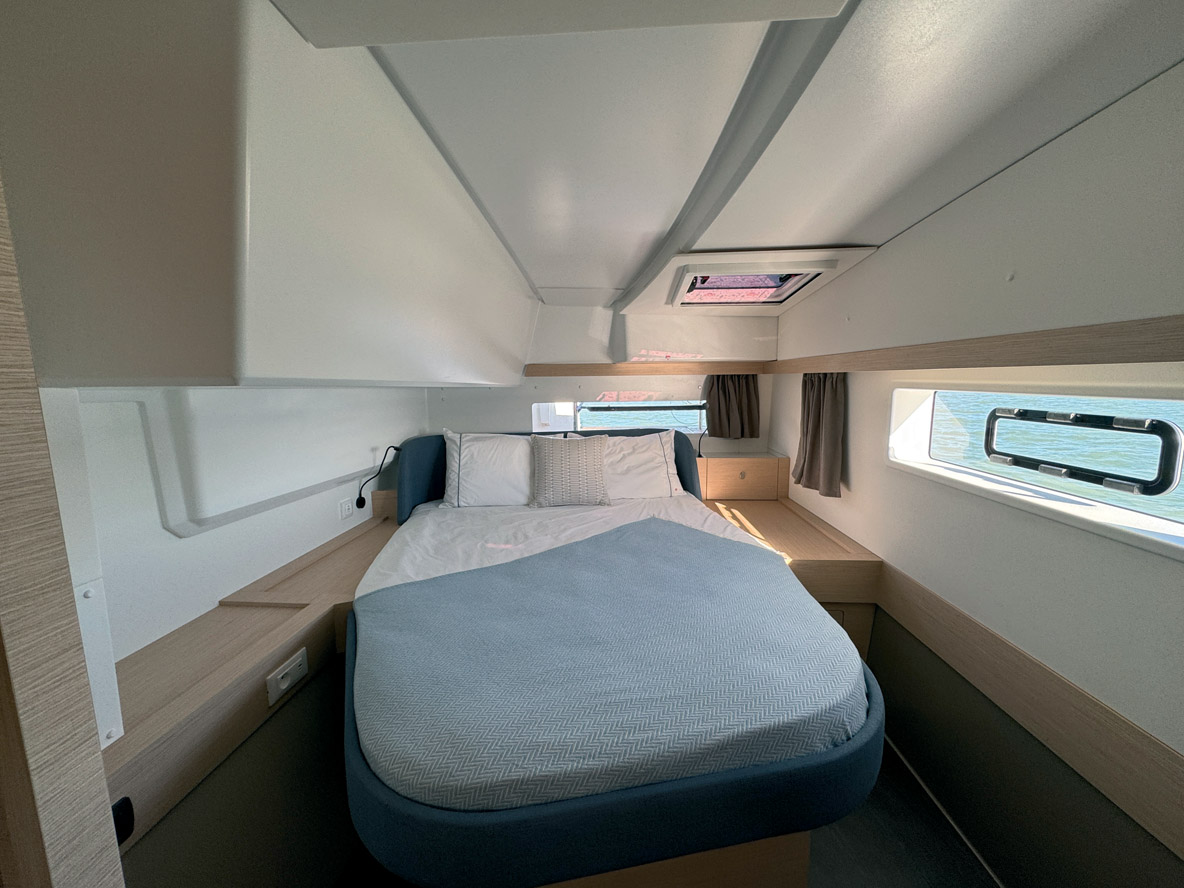 Tous les couchages, comme celui de la cabine Propriétaire, sont légèrement désaxés par rapport à la route.