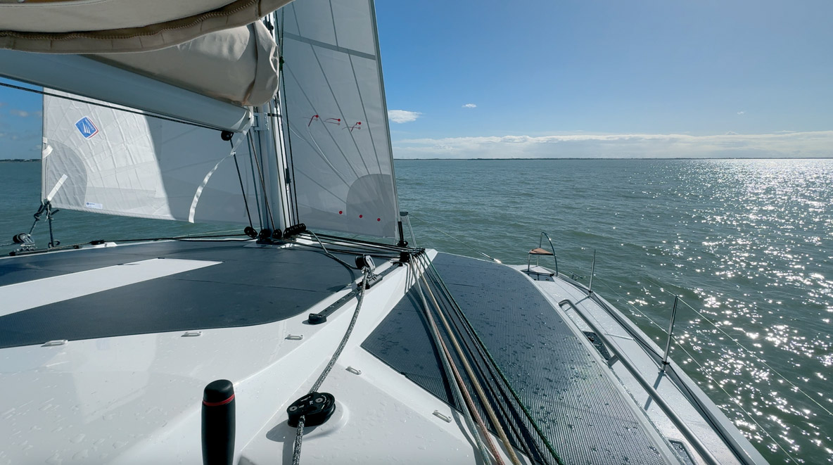 Un faux-pont permettrait aux manœuvres de ne pas porter d’ombre sur les panneaux solaires et de réduire les salissures.