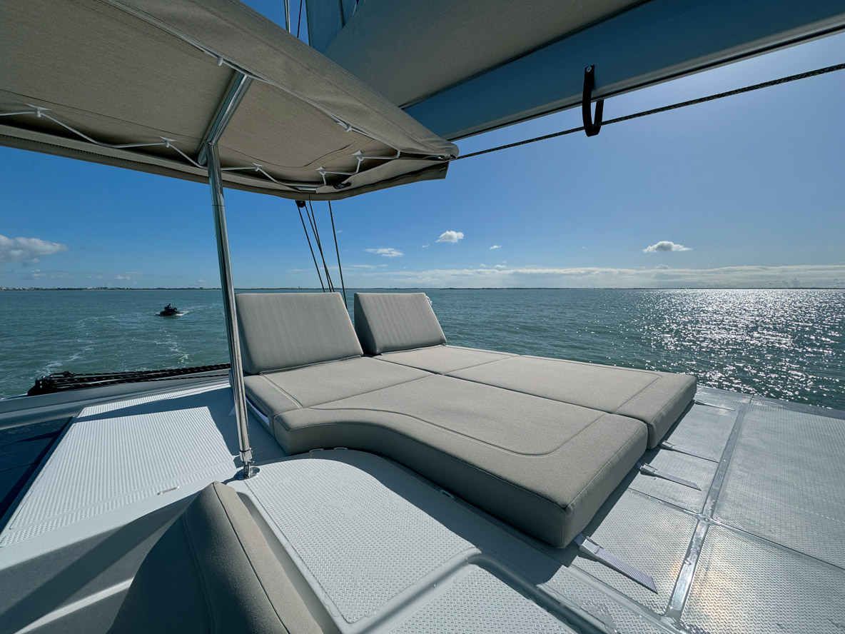 Pas de flybridge mais un lounge deck pour profiter du soleil – de préférence au mouillage car la bôme est volontairement très basse.