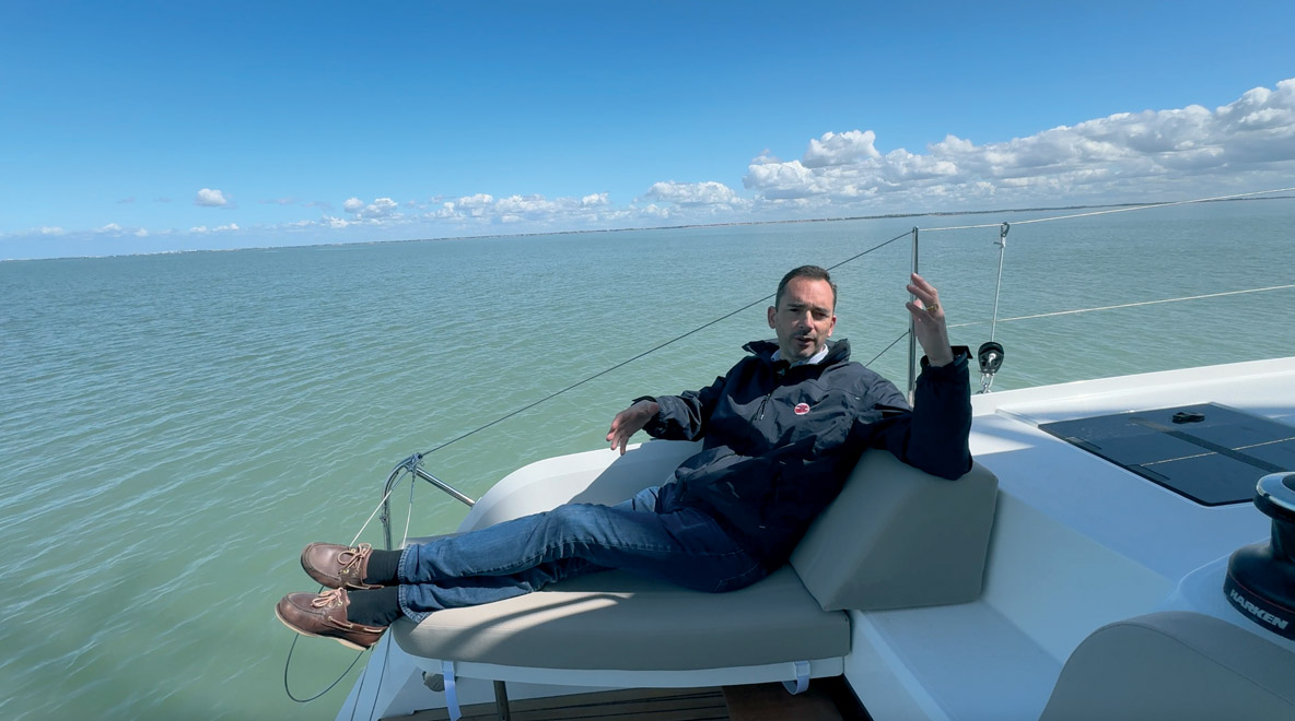 A l’arrière bâbord, on peut opter pour une méridienne ; à tribord, il est possible de s’équiper d’une plancha.