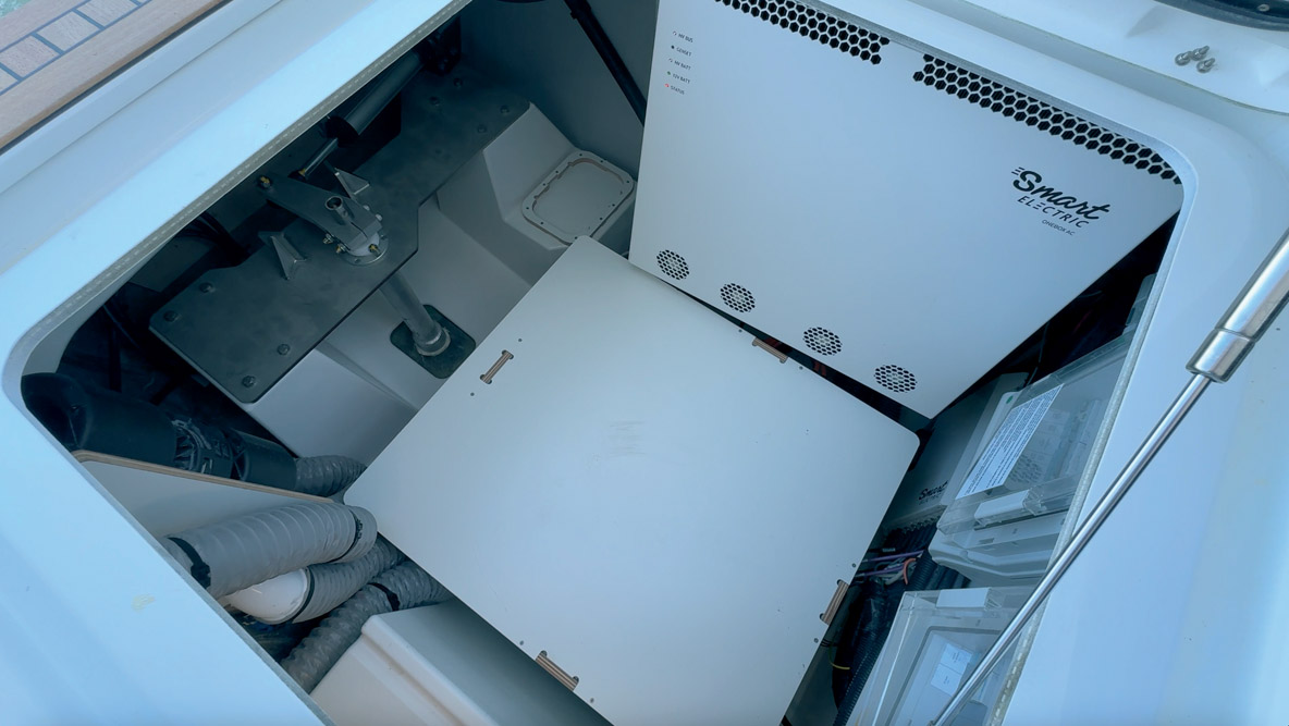 Les moteurs de 25 kW se cachent sous la coque dans des pods ; du coup, la salle des machines paraît presque vide !