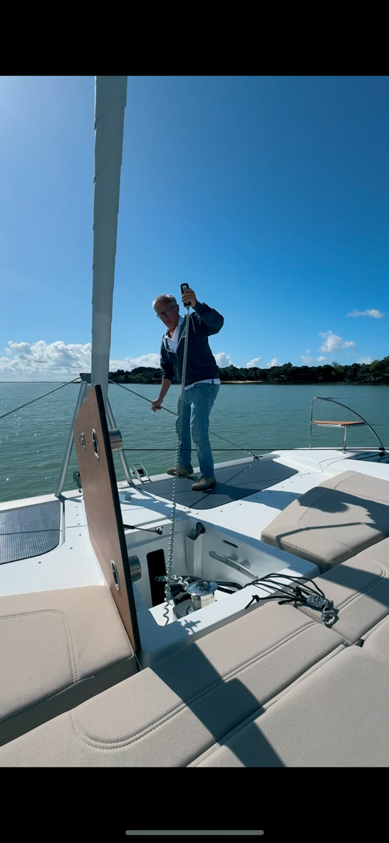 Les apparaux de mouillage et le davier ont été avancés de sorte qu’il soit possible de voir la chaîne et l’ancre télécommande en main.