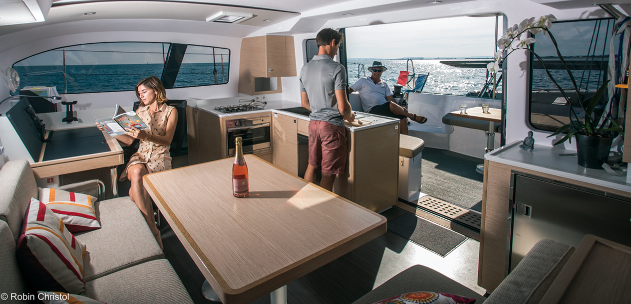 Of course the nacelle doesn’t have the volume of other 45-foot catamarans. But nothing is lacking, especially an appealing panoramic saloon.