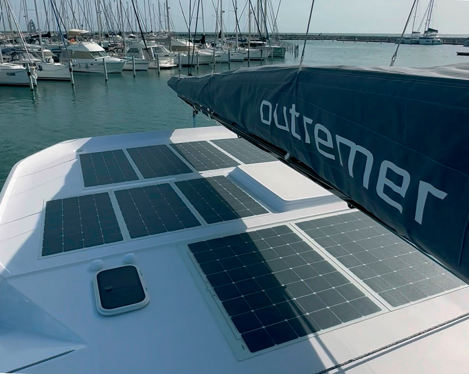 Près de 2 kWc de panneaux solaires prennent place sur le rouf et le portique, assurant une excellente autonomie énergétique. Quant à la bôme basse, elle optimise les performances et facilite également les prises de ris.