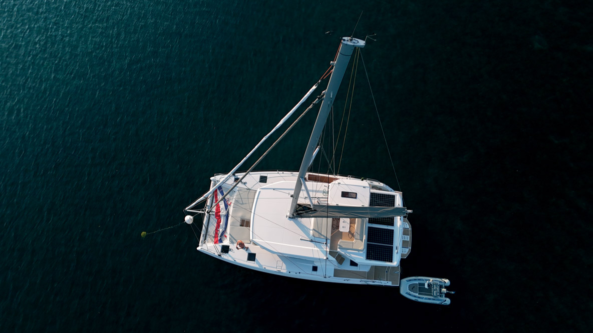 Avec les 4 grands panneaux à l’arrière du rouf, le Leopard 46 propose 1,6 kWc. Le rouf a été étudié pour pouvoir être équipé de panneaux supplémentaires.