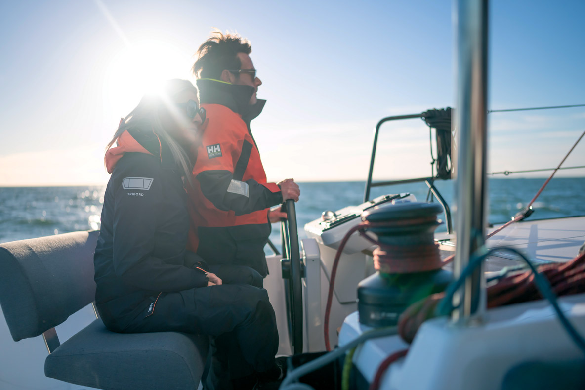 Le poste de barre est complété par une confortable  banquette pullman – mais la place reste exposée en hiver…