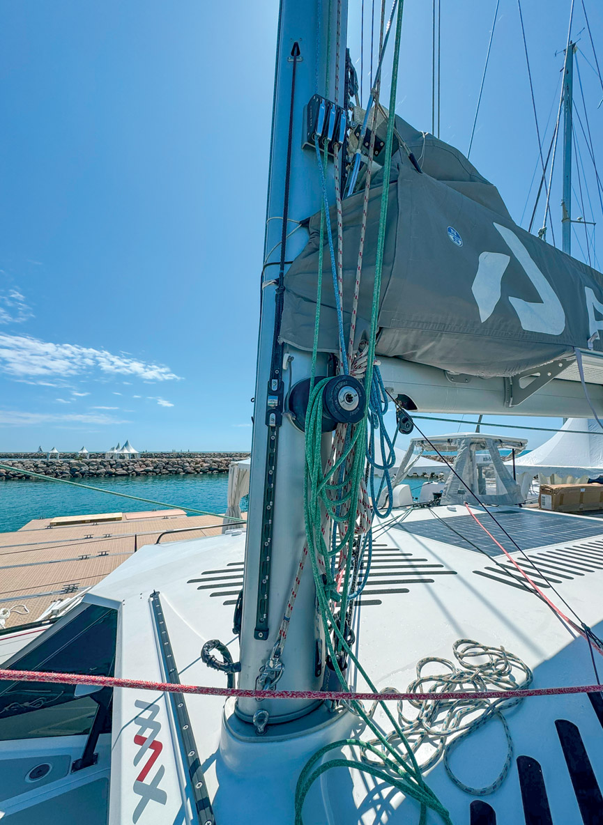 Un winch de mât a été installé pour hisser et affaler les voiles de portant tout en restant au plus proche des trampolines.