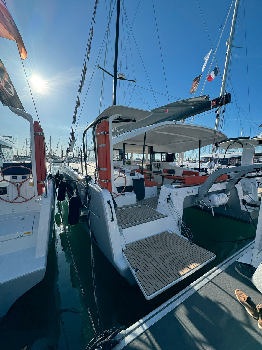 Les deux platesformes arrière  basculantes facilitent l’accès au quai ;  une échelle de bain est intégrée à tribord.