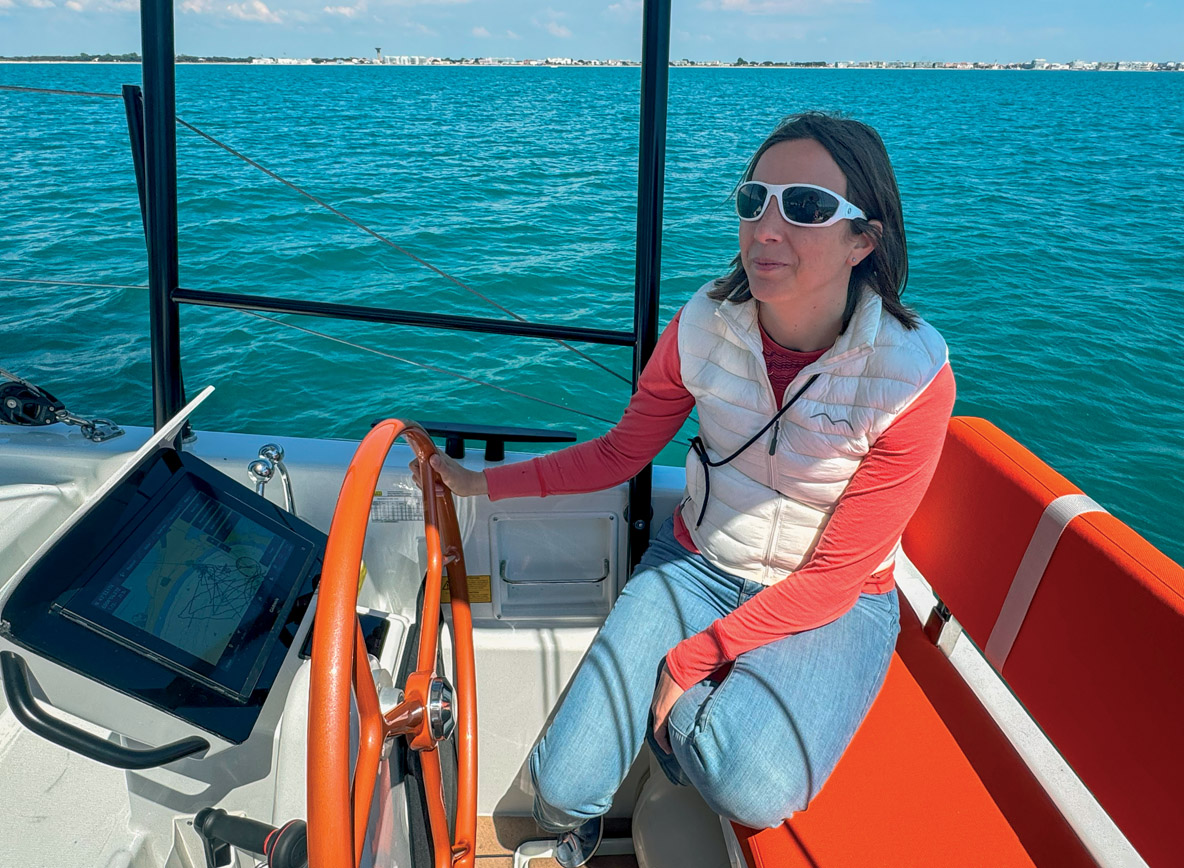 L’ergonomie du poste de barre permet de manœuvrer à deux sans se gêner.