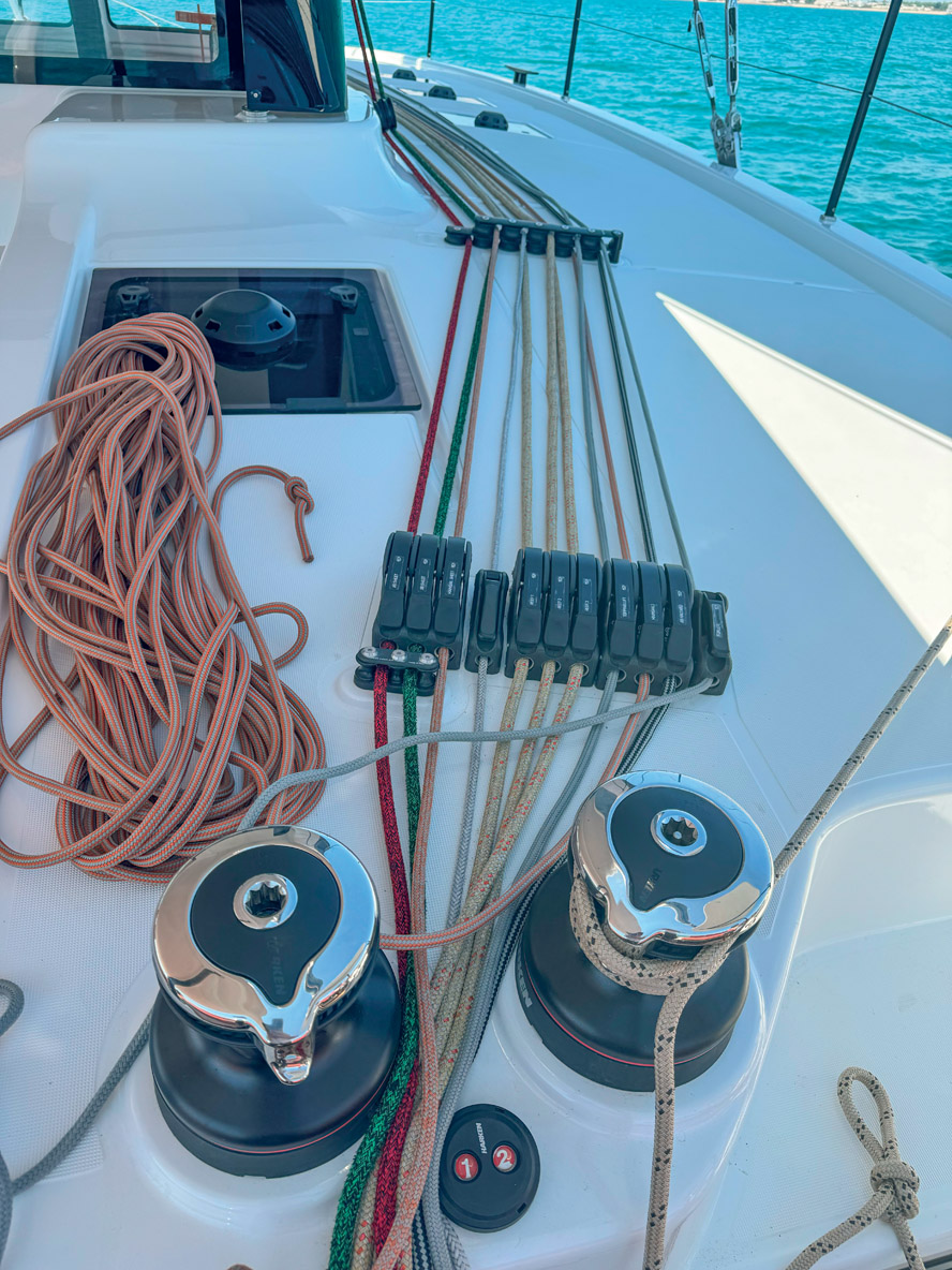 L’essentiel des manœuvres reviennent au poste de barre tribord. L’accastillage est bien dimensionné et de qualité. Le constructeur a prévu de rajouter des sacs à bouts.