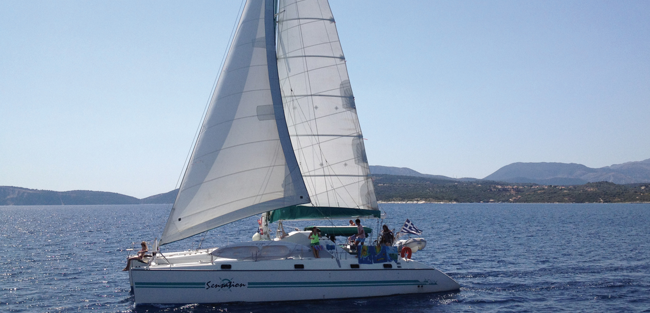 The saloon is equipped with two big tables. The sloping portlights provide a lot of light…but they must quickly be covered when the sun is scorching.