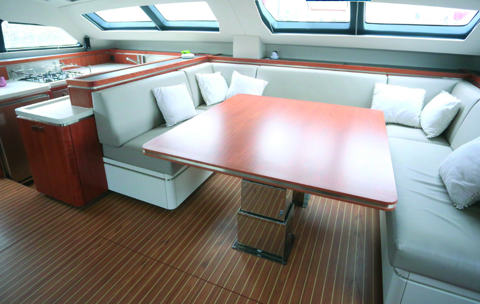 Le carré est super confortable ; la table peut se baisser pour faire une grande couchette de veille.