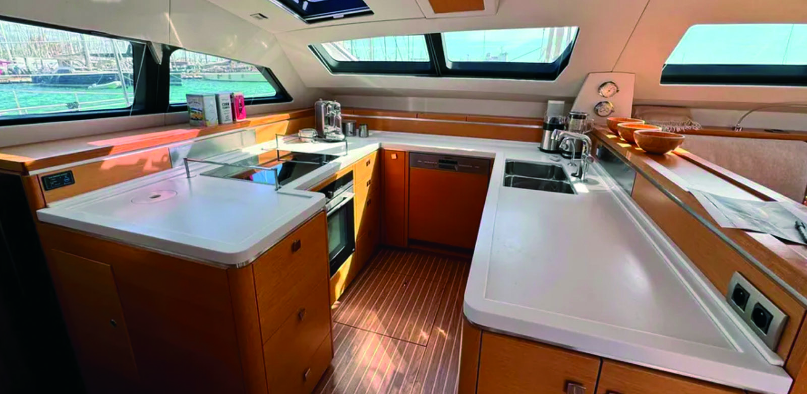 Cette cuisine s’avère parfaite en navigation comme au mouillage.