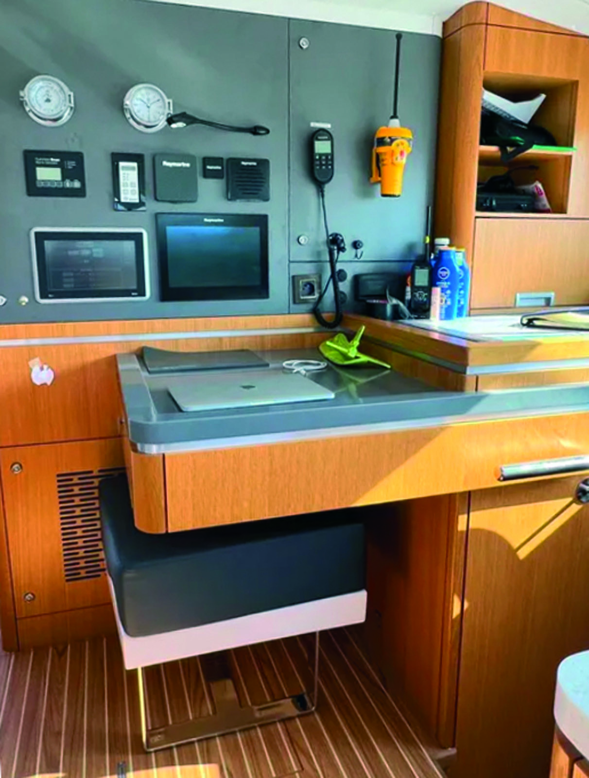 La table à cartes à l’entrée du carré est assez grande pour y travailler sur l’ordinateur. Un véritable petit bureau !