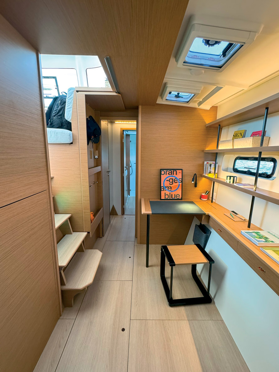 Coque tribord : le propriétaire est soigné avec une très grande suite à l’arrière, et même un bureau en amont qui donne presque envie de travailler à bord !