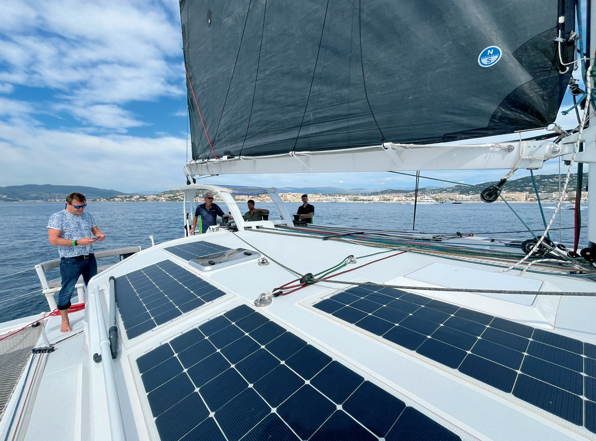 Le rouf très large permet d’installer de nombreux panneaux solaires. Pas moins de vingt-cinq bouts reviennent vers le poste de manœuvre. C’est la conséquence d’une exploitation optimale des réglages.
