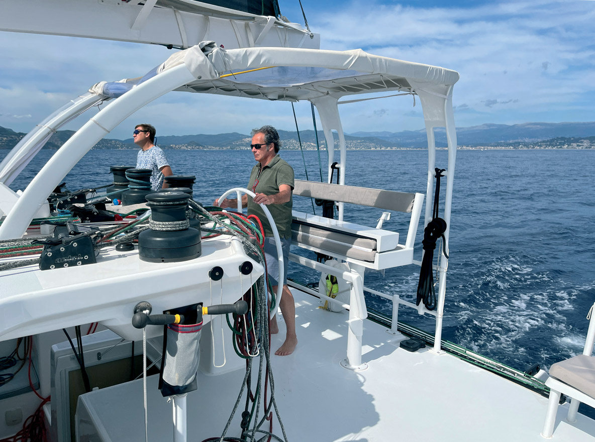 On peut barrer debout ou assis à l’abri de ce bimini sur mesure. Toutes les manœuvres sont regroupées devant le barreur. C’est très pratique pour la navigation en équipage réduit, mais reste à intégrer le mode d’emploi…
