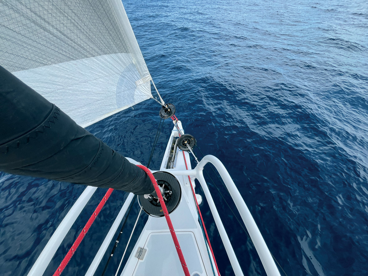 L’accastillage de racer est omniprésent à bord, à l’instar de cet enrouleur de trinquette dont on peut reprendre la tension sur un winch. Pour les voiles de portant, on peut compter sur deux emmagasineurs à poste. Bout-dehors et balcon sont de fabrication maison – en carbone et sur mesure.