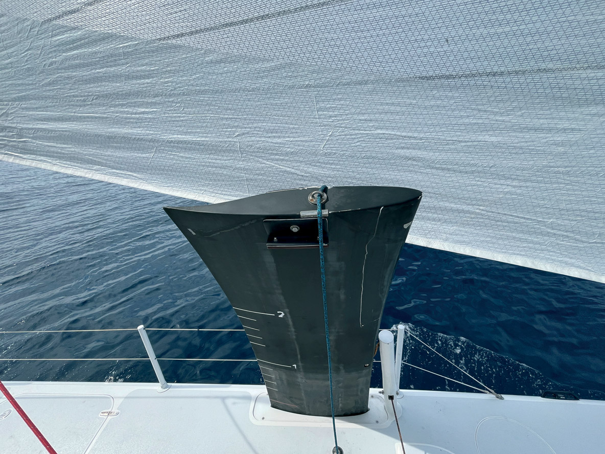 Les dérives sont asymétriques, ce qui apporte un effet lift supplémentaire, mais il faut remonter l’appendice qui se retrouve au vent à chaque virement.