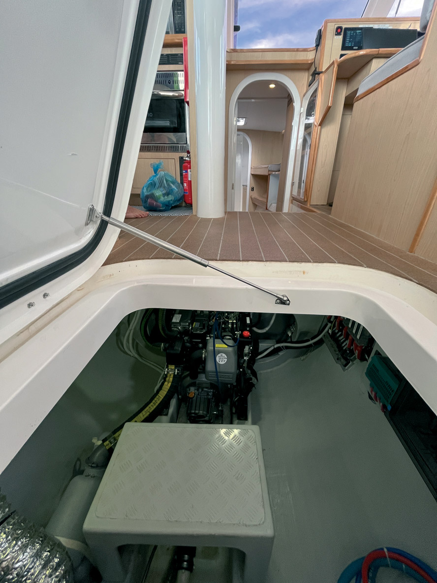 Le moteur Yanmar est centré dans la soute de coque juste en dessous de l’épontille de mât.