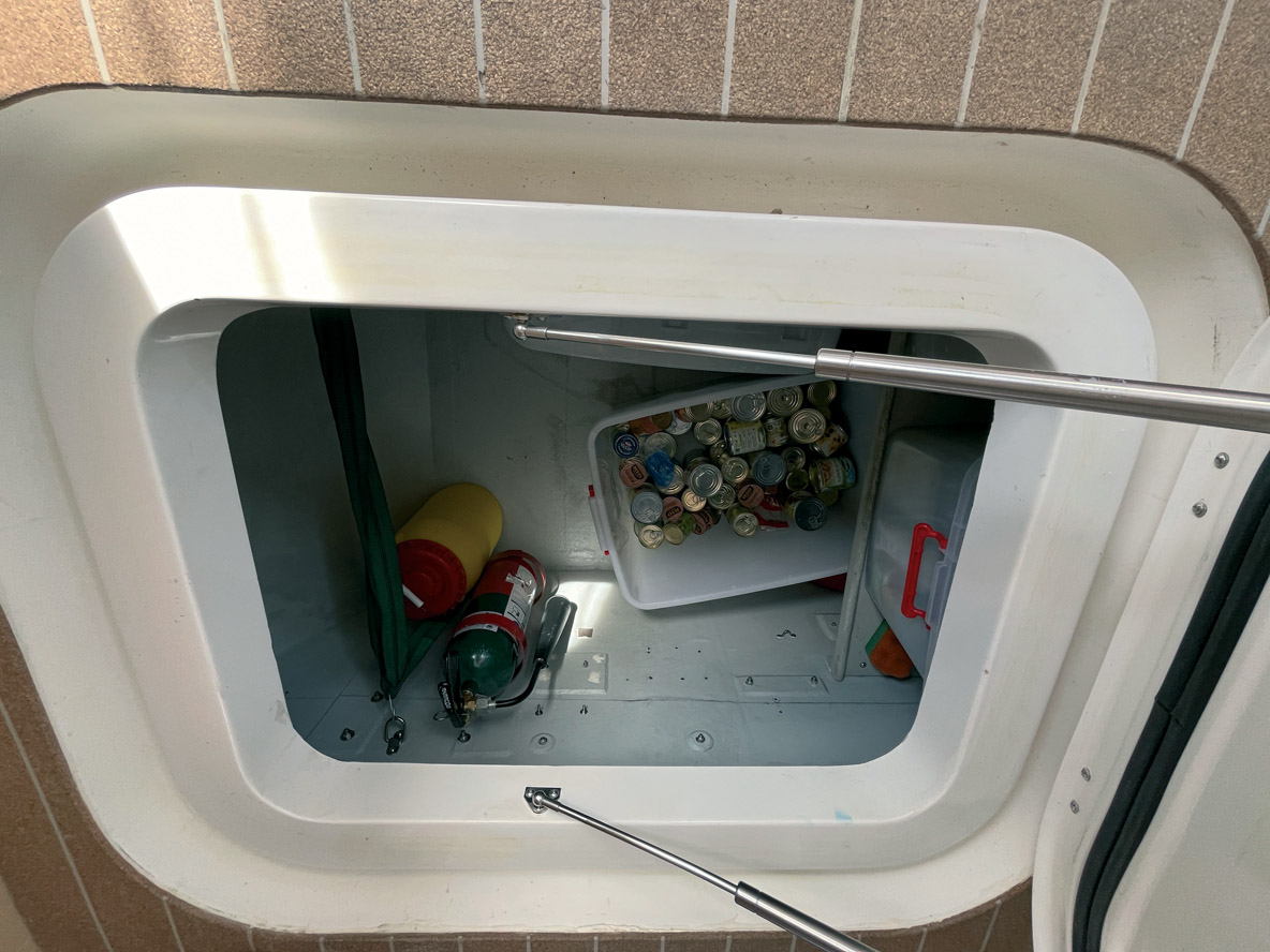 Les coffres de la partie centrale sont profonds et spacieux, mais gare à la surcharge !