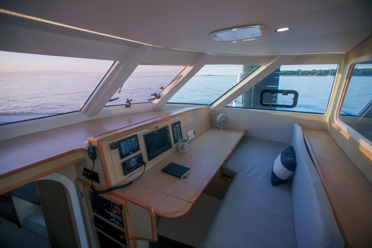 La station de navigation est très conviviale pour deux personnes, et on peut y travailler confortablement.