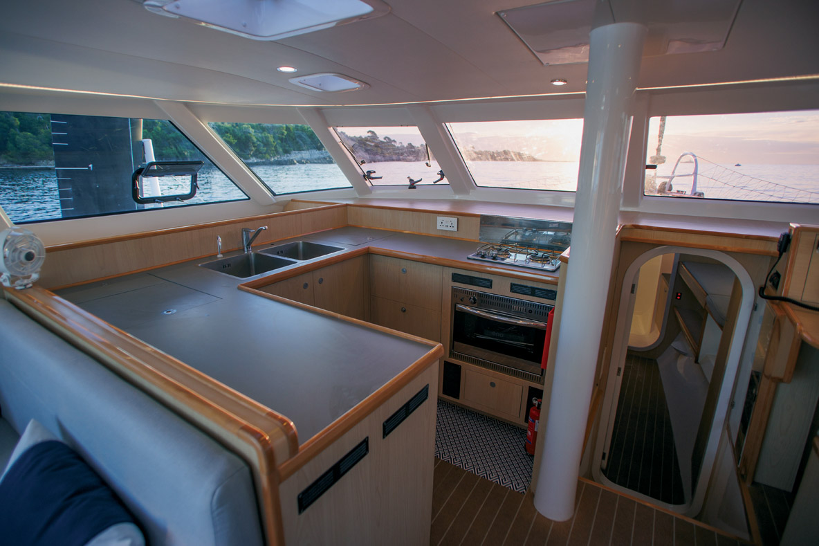 La cuisine en U est très centrale et fait face au coin navigation.  Une situation idéale pour le quart de nuit sous pilote.