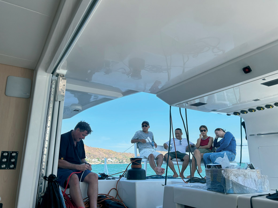 The place to be! Les banquettes de pont de chaque bord sont irrésistibles pour profiter de la navigation. D’ici, la communication avec l’intérieur est efficace.