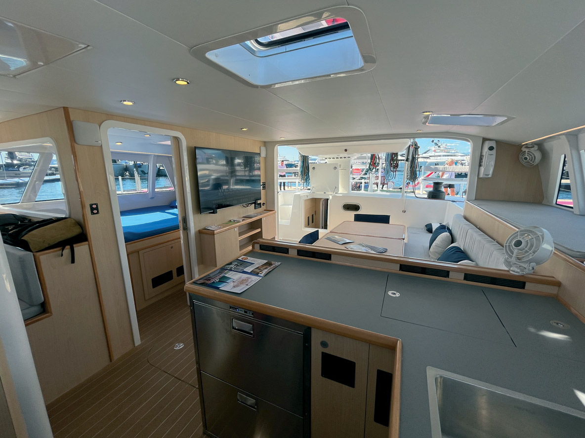 Carré, cuisine, navigation et cabine panoramique sont très ouverts sur l’extérieur, et pourtant restent à l’abri des regards quand le trimaran est à quai.