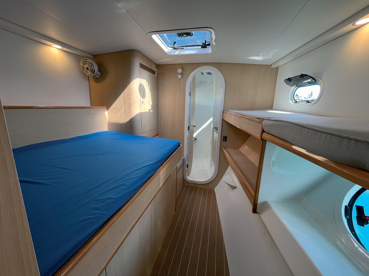 La cabine avant est munie d’une trappe de survie sous une banquette d’appoint pour un enfant.