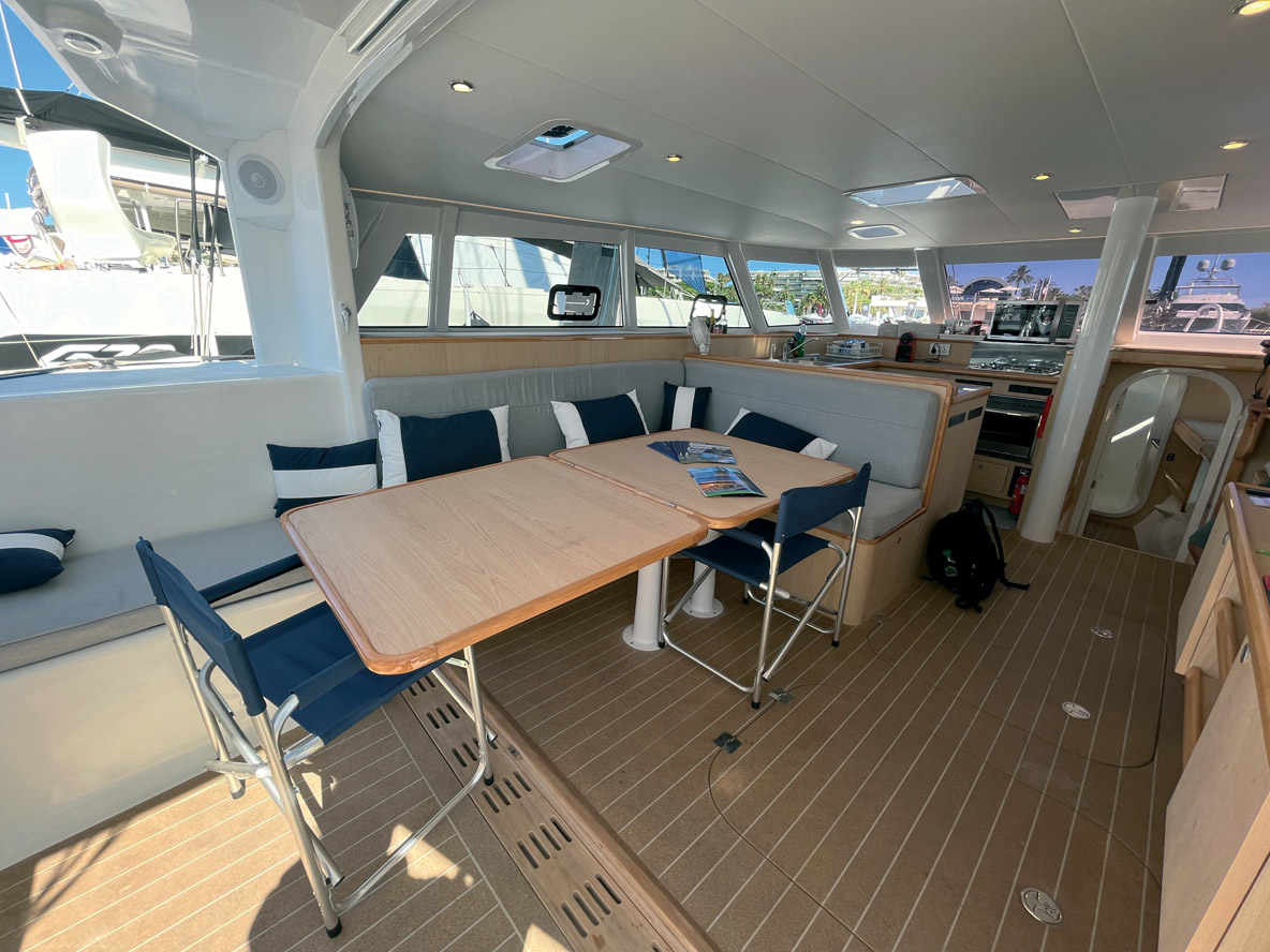 Une fois les vantaux complètement ouverts, la table du carré se dédouble et il est possible de la rallonger le long de la banquette.