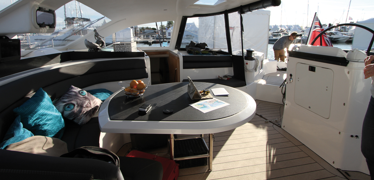 This cat’s nacelle is intelligent and several possibilities are being offered by the builder: galley in the hull or ‘galley-up’... 