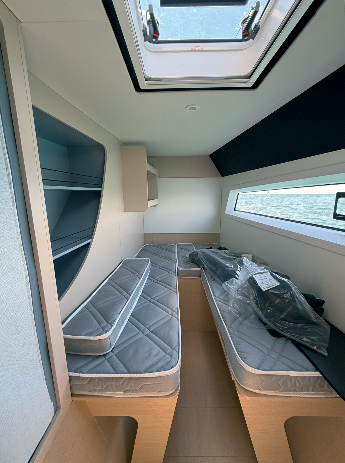Cabine enfants, bureau, atelier ou espace de rangement : la cabine avant peut évoluer selon les besoins.
