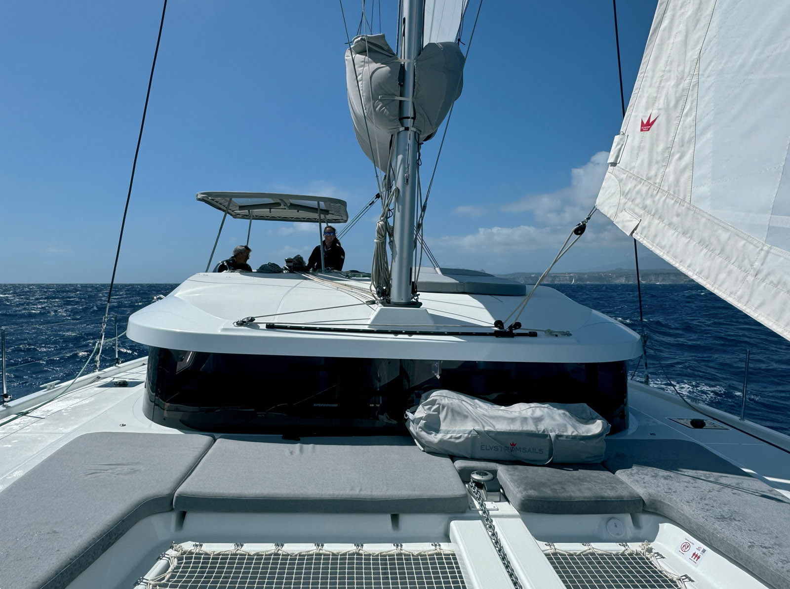 Le poste de barre est en position semi-surélevée et toutes les manœuvres sont reprises sur un unique winch électrique.