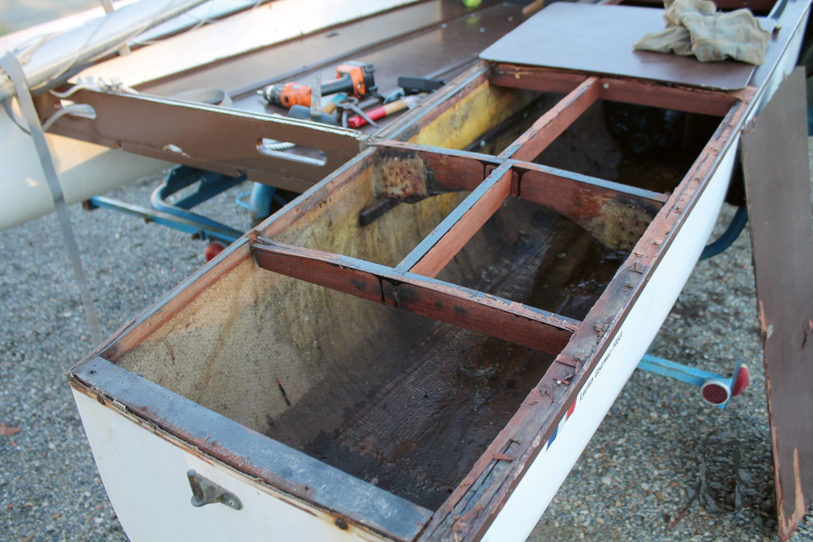 Les agrafes qui assuraient la jonction entre les débords en polyester de la coque et le barrottage en bois ont rouillé, générant des entrés d’eau et de la pourriture.