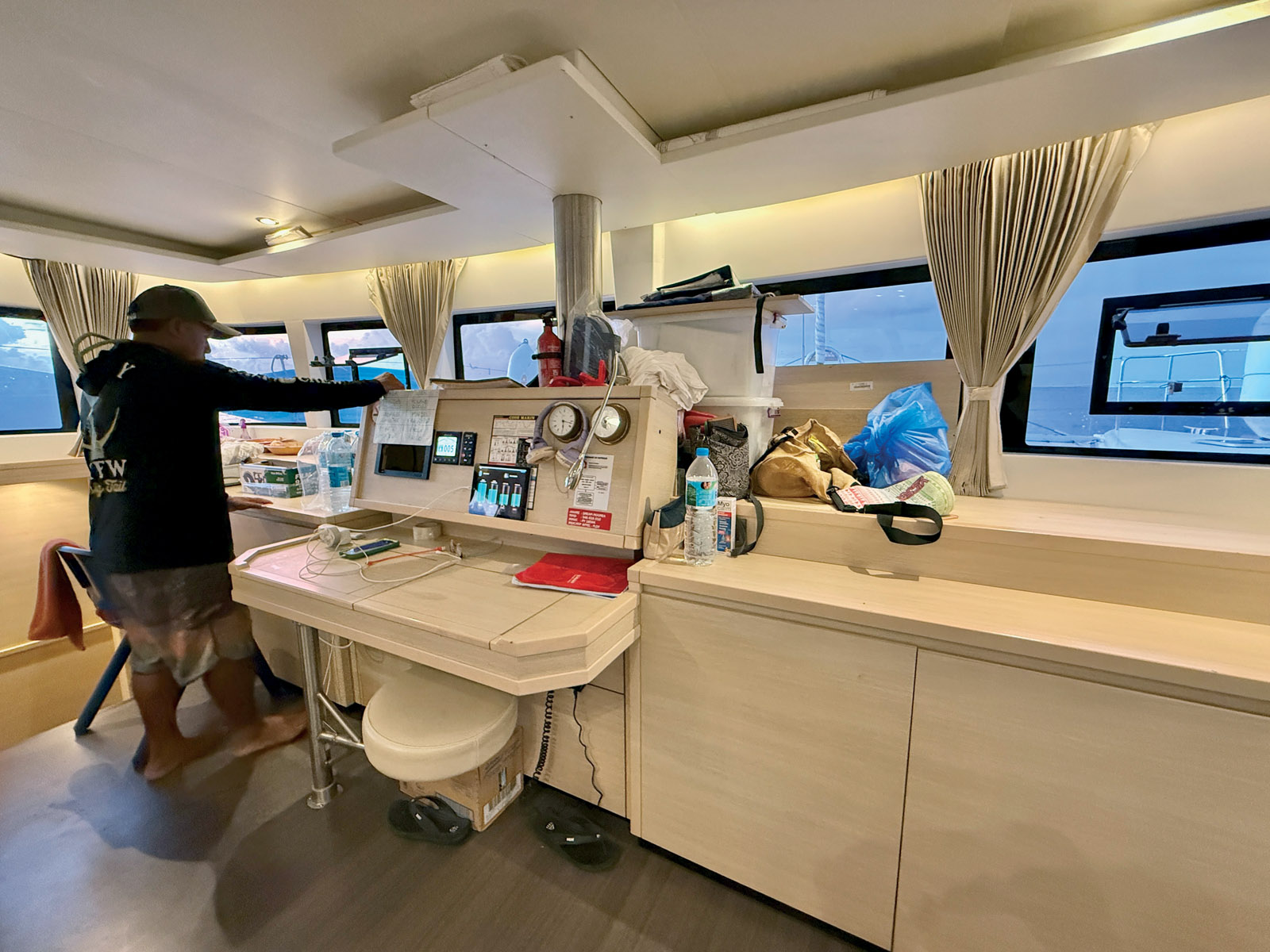 Dans le carré (qui abrite la cuisine, le salon et la table à cartes), le travail de Wen et Vaea (qui est aussi le marin de pont) est facilité par la luminosité et la visibilité offertes par les nombreux hublots : un autre point fort du Lagoon 620, qui leur permet d’avoir toujours un œil l’un sur l’autre depuis l’intérieur ou l’extérieur. 