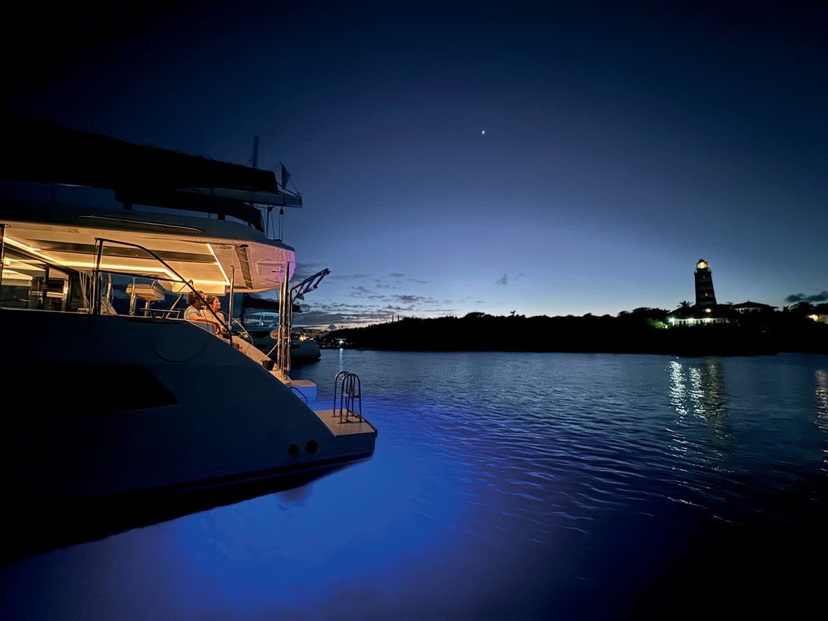 Soirée paisible sous la protection du phare de Hope Town, tout juste allumé.