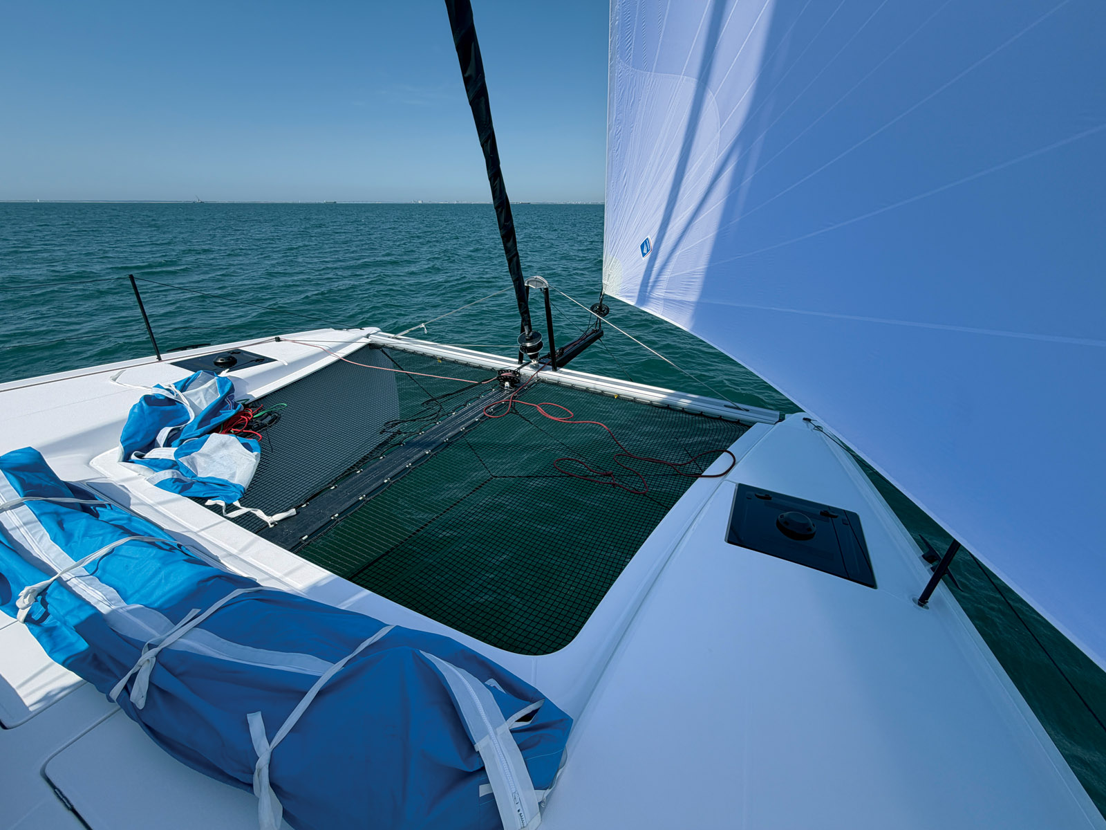 Avec un ratio voilure/déplacement de 12,45 m²/t, le  Nautitech 41 Type S se montre particulièrement à l’aise dans le petit temps. Lors de ses premiers essais, le catamaran a presque atteint 16 nœuds par bonne brise.