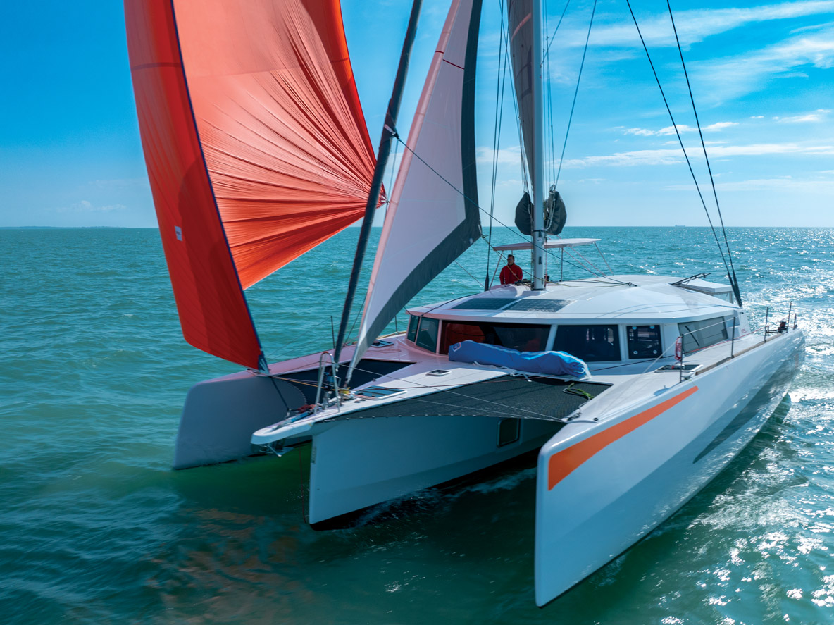 La zone à l’avant du rouf, si elle n’est pas recouverte de panneaux solaires,  se révèle glissante par temps humide.