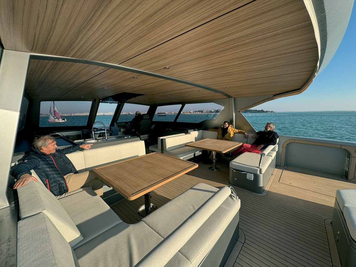 Le vaste cockpit du Sunmare 50 propose deux ensembles table/banquette en U en vis-à-vis, un vaste solarium et deux jupes parfaitement optimisées pour  la baignade.