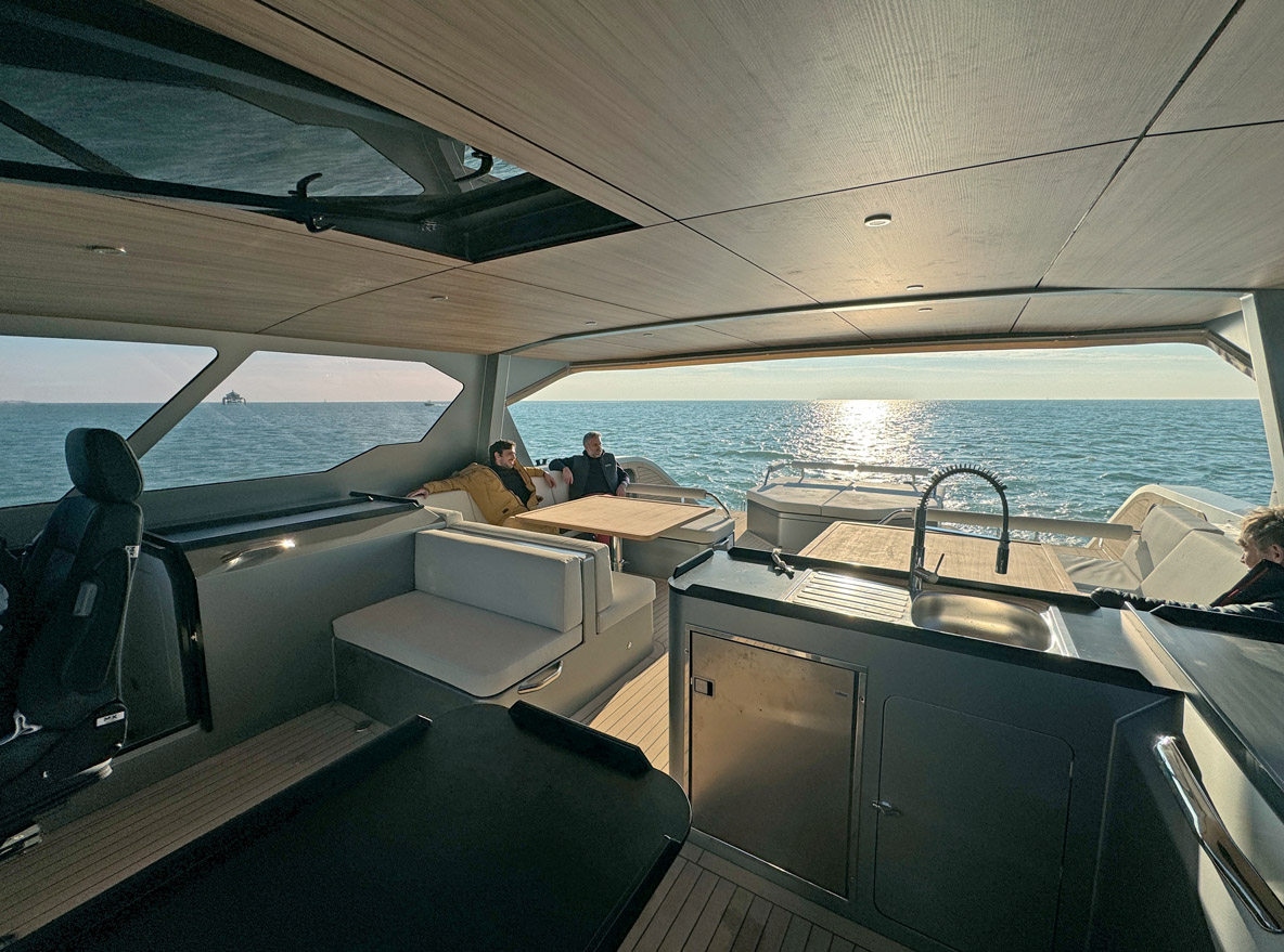 La nacelle s’articule autour du passage central ; elle reste ouverte sur le cockpit.