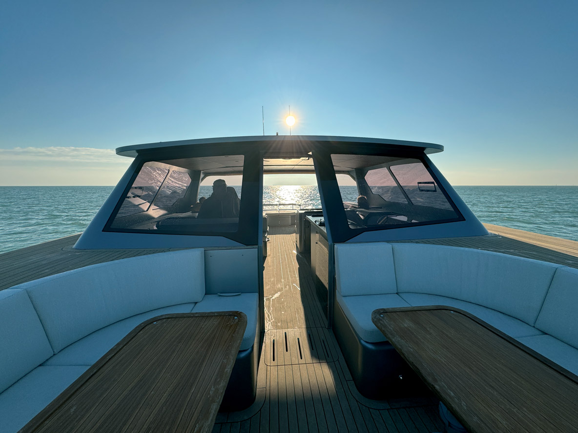 Cette vue montre bien l’axe de circulation du Sunmare 50. Le pontage avant creusé en bow-rider propose deux carrés en C.