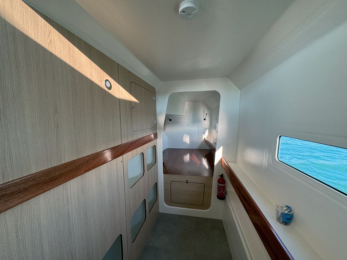 Le Sunmare se contente de deux cabines ; chacune dispose d’un cabinet de toilette privatif.  Les marches en quinconce se sont imposées compte tenu de la pente très raide des descentes.