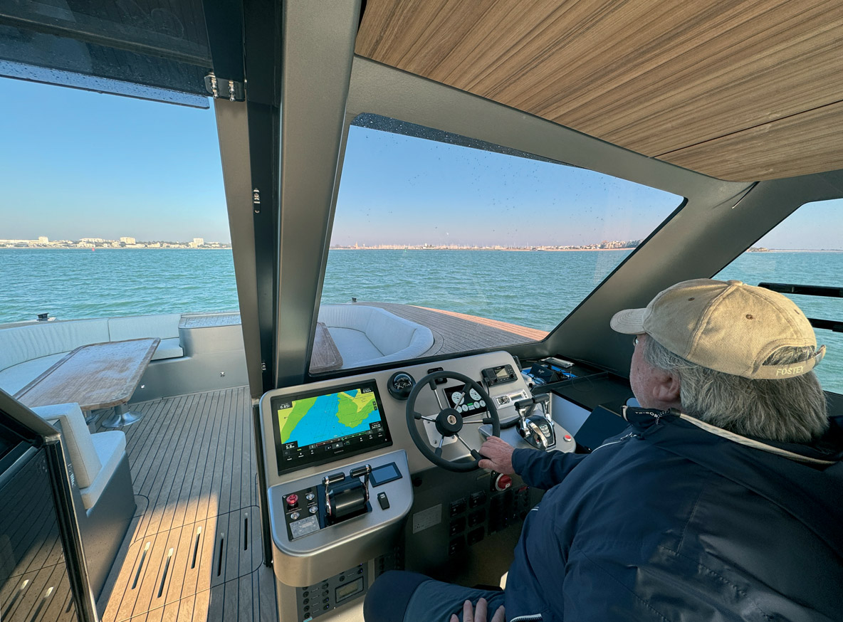 Le poste de pilotage est parfaitement organisé, avec un siège réglable particulièrement confortable et un tableau de bord moderne dont l’instrumentation reste visible en toutes circonstances.