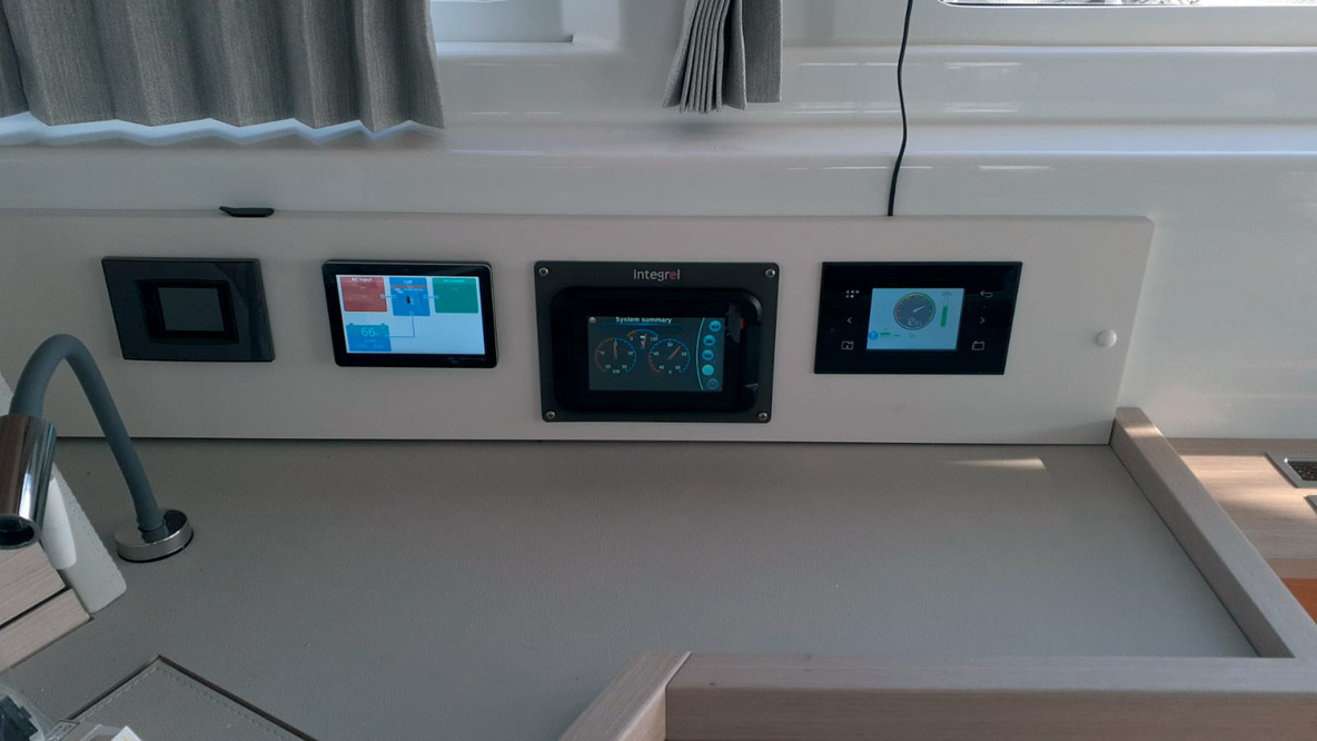 Le système Integrel, ici sur un Lagoon, permet de tirer avantage des deux  moteurs thermiques et de se passer d’un groupe électrogène.